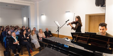 Powiększ grafikę: Łucja Narazińska - skrzypce, akompaniuje p. Łukasz Kania